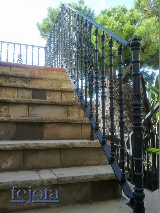 Escaleras de terraza exterior con balaustres negro forja